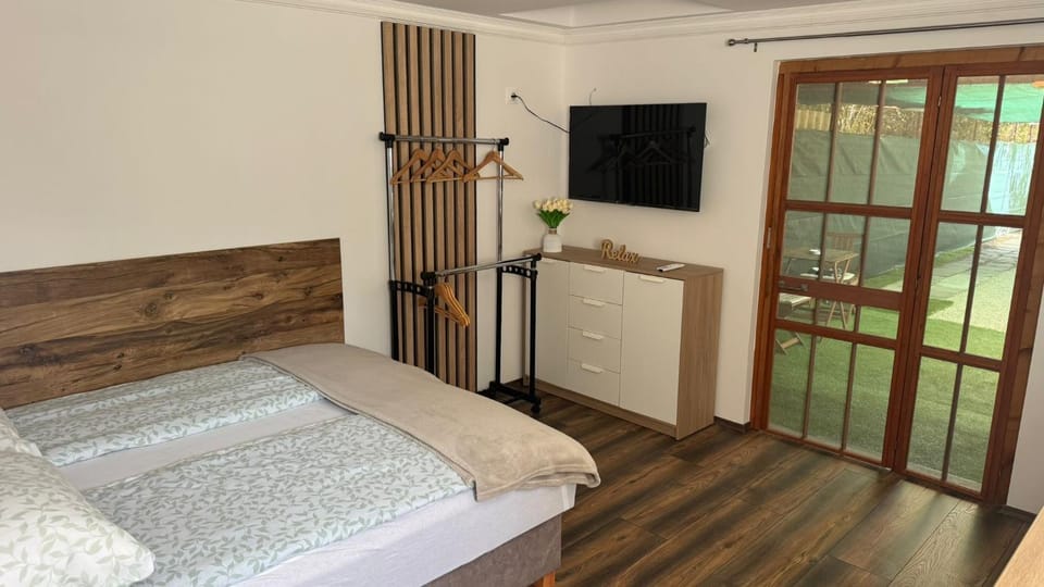 Bed, TV and multimedia, Photo of the whole room, Bedroom