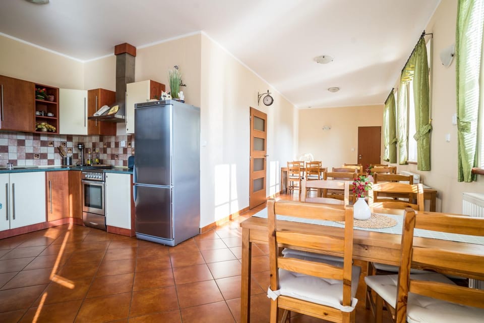 Kitchen or kitchenette, Seating area, Dining area