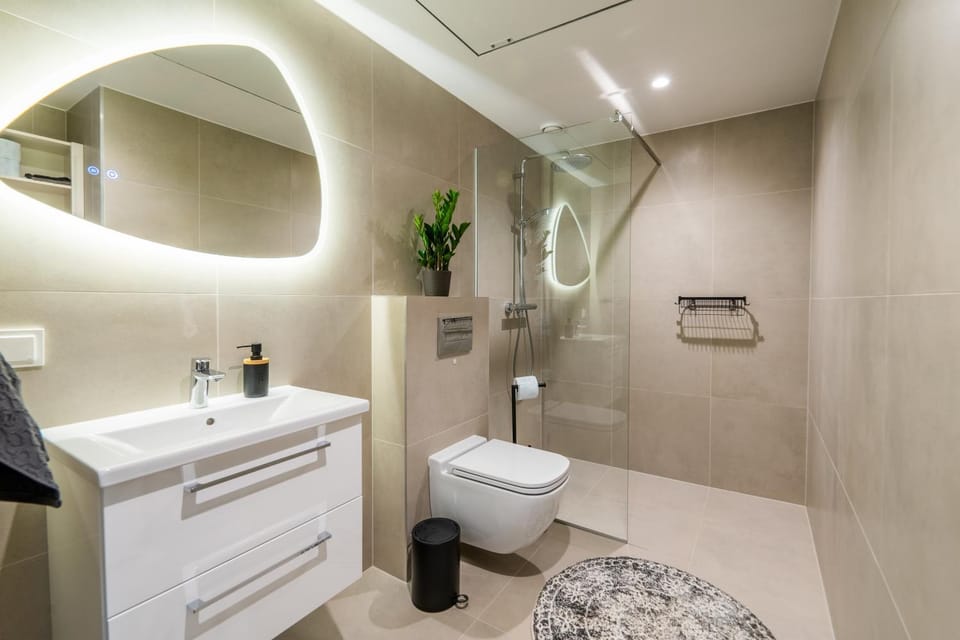 Shower, Toilet, Bathroom, towels