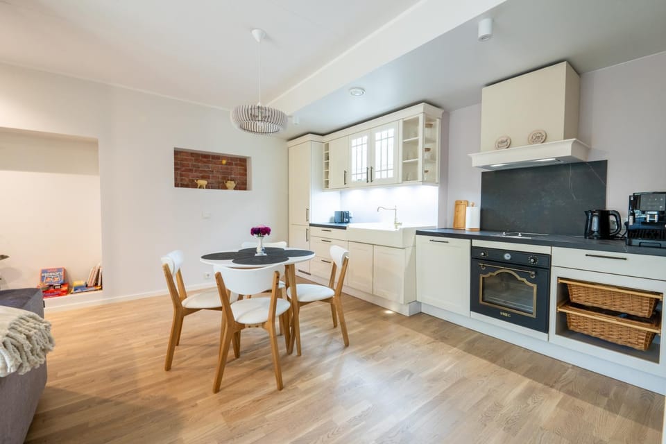 Coffee/tea facilities, Kitchen or kitchenette, Dining area, stove