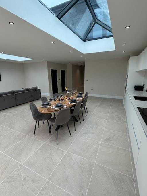 York Fields Retreat - 4 Ensuite Bedrooms House in York