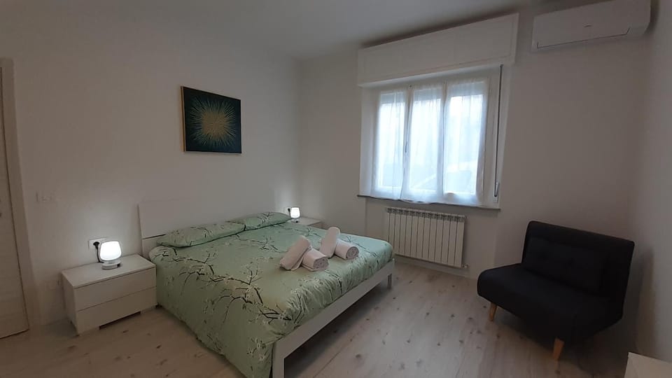 Bed, Photo of the whole room, Bedroom, internet, towels, air conditioner