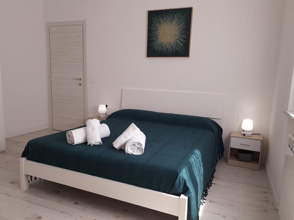 Bed, Bedroom, towels