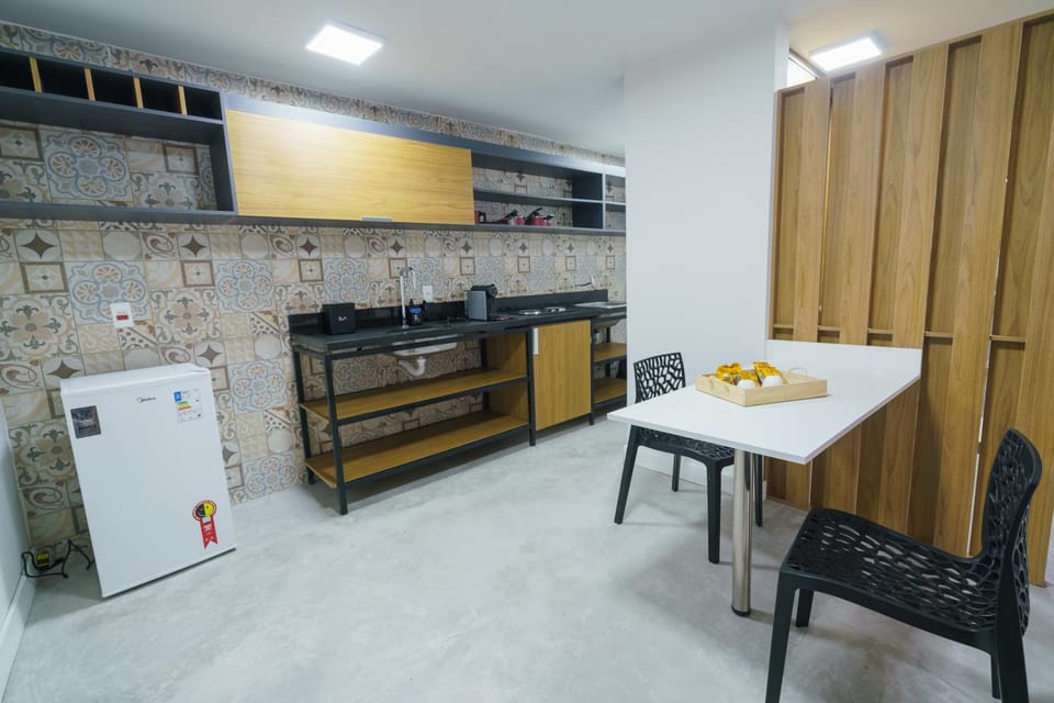 Kitchen or kitchenette, Dining area, minibar, stove