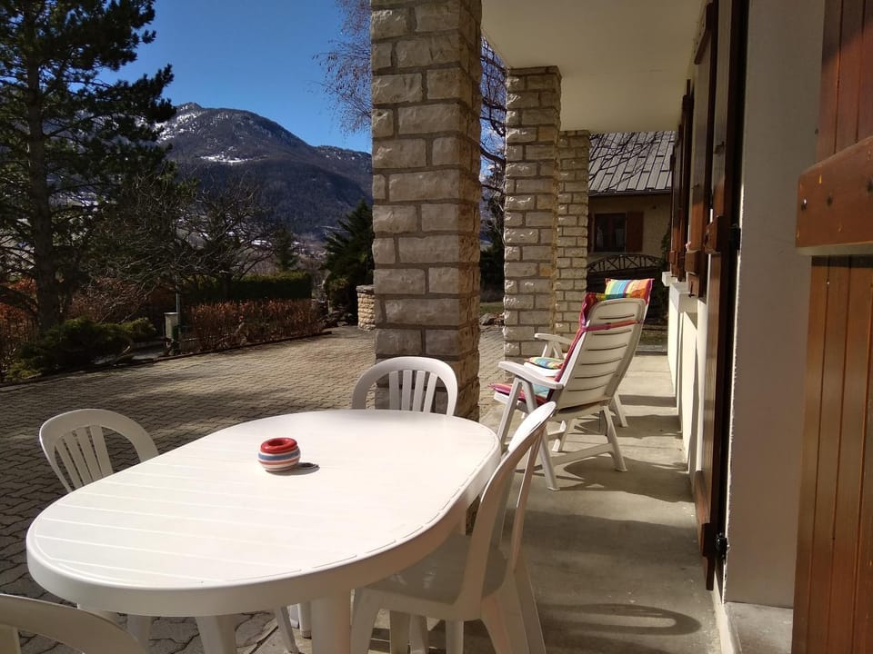 Patio, Mountain view