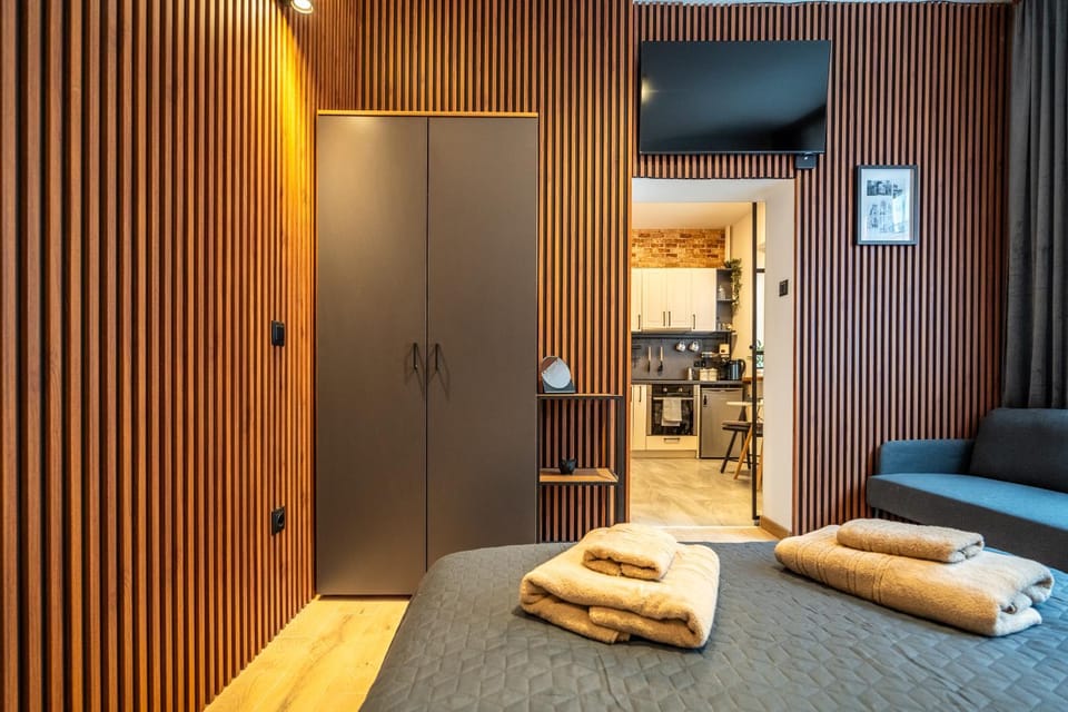 Bed, TV and multimedia, Seating area, Bedroom, wardrobe