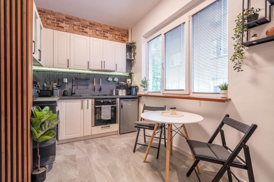 Coffee/tea facilities, Kitchen or kitchenette, Dining area, oven, stove