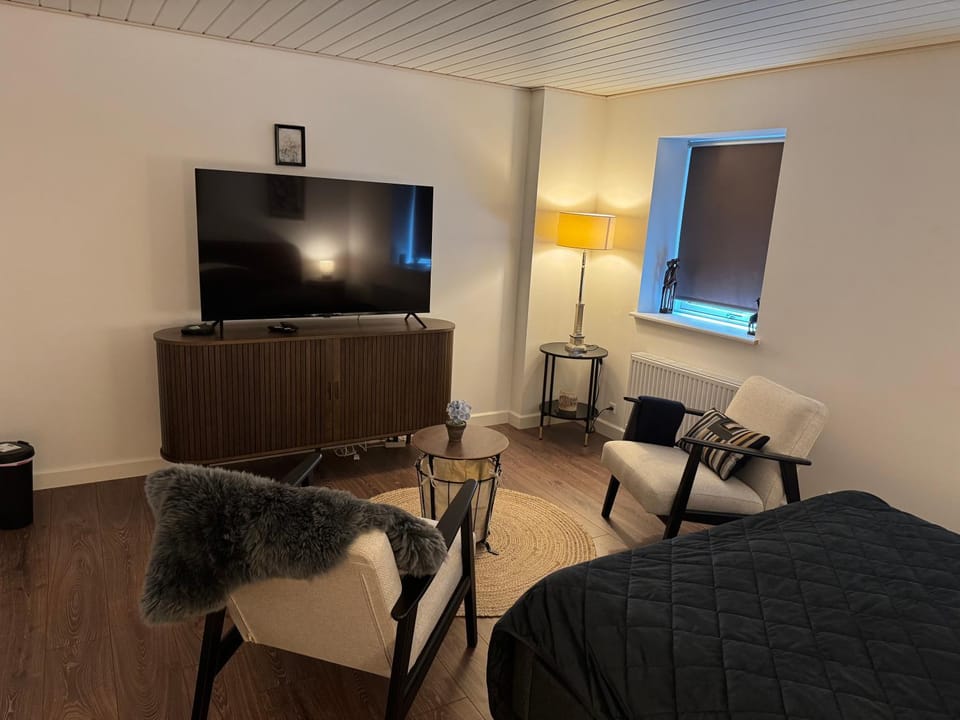 Serengeti & Stayover Love hotel in Zealand