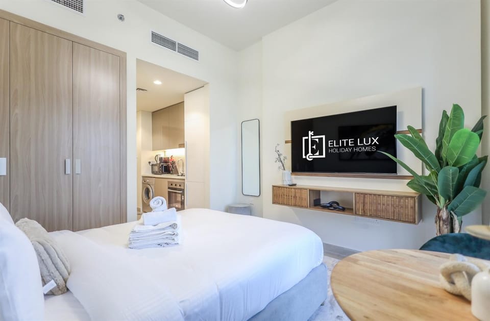 Elite LUX Holiday Homes - Contemporary Comfort Studio in Azizi Riviera Apartment in Dubai