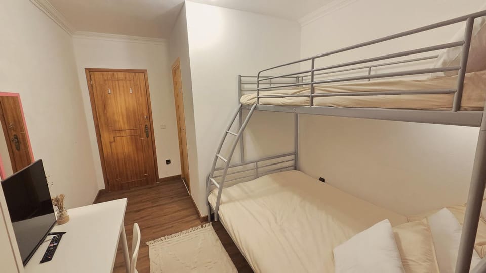 Bed, TV and multimedia, Photo of the whole room, Bedroom, bunk bed, wardrobe
