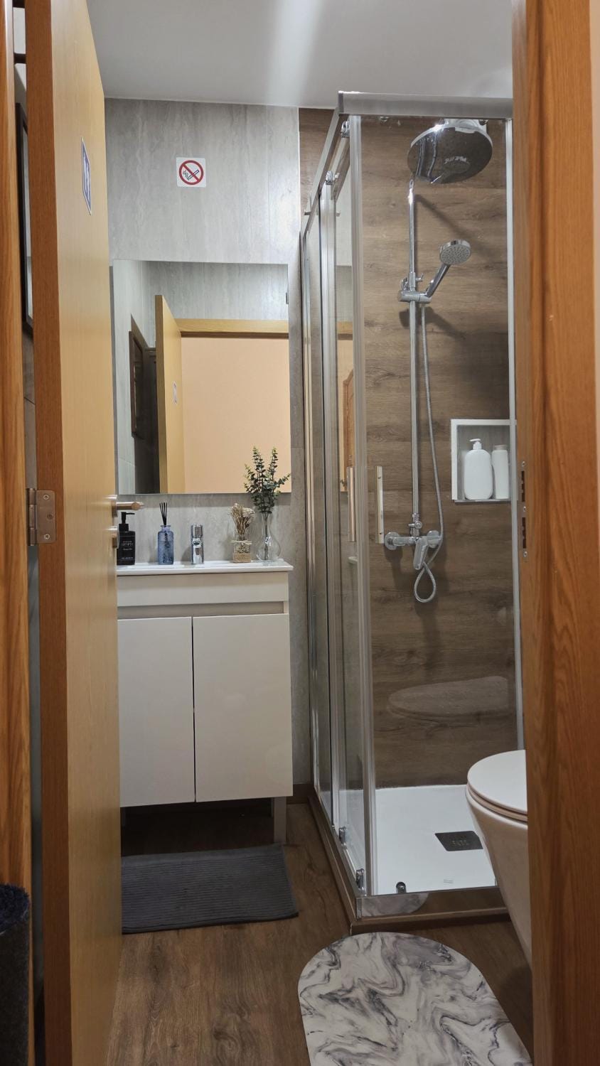 Shower, Toilet, Bathroom, towels