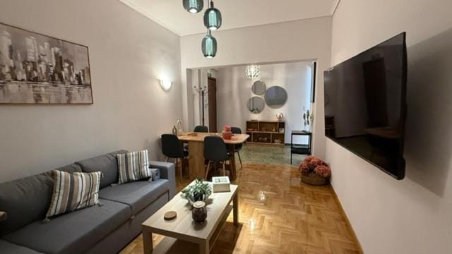 TV and multimedia, Living room, Seating area, Dining area, Evening entertainment