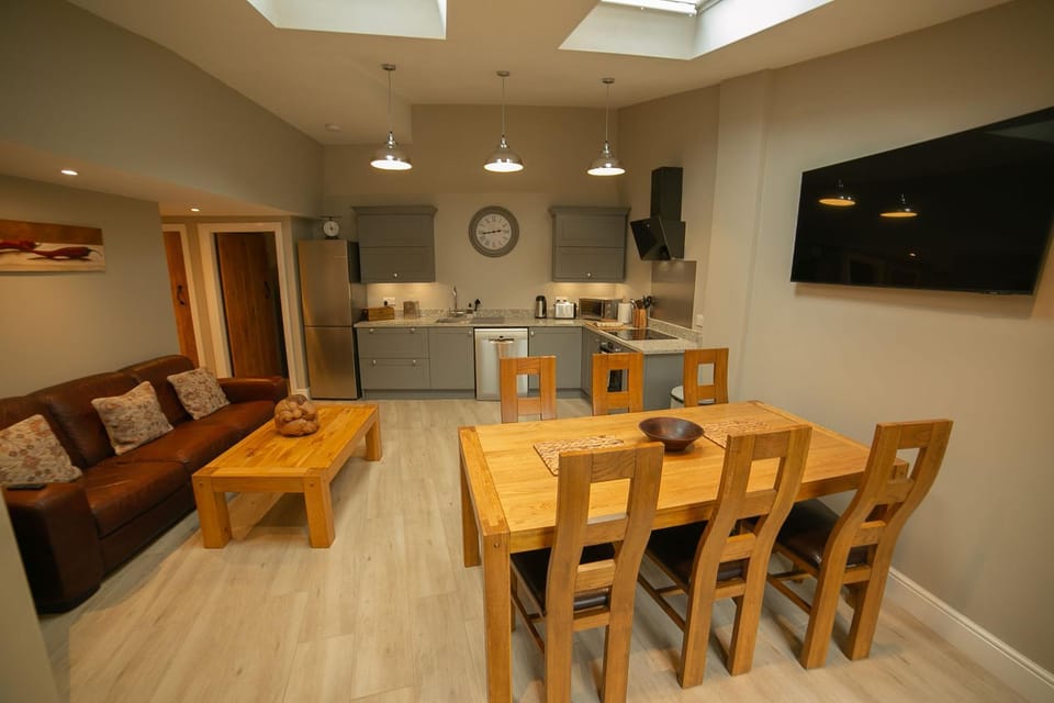 TV and multimedia, Coffee/tea facilities, Kitchen or kitchenette, Living room, Seating area, Dining area, microwave, oven, pet friendly