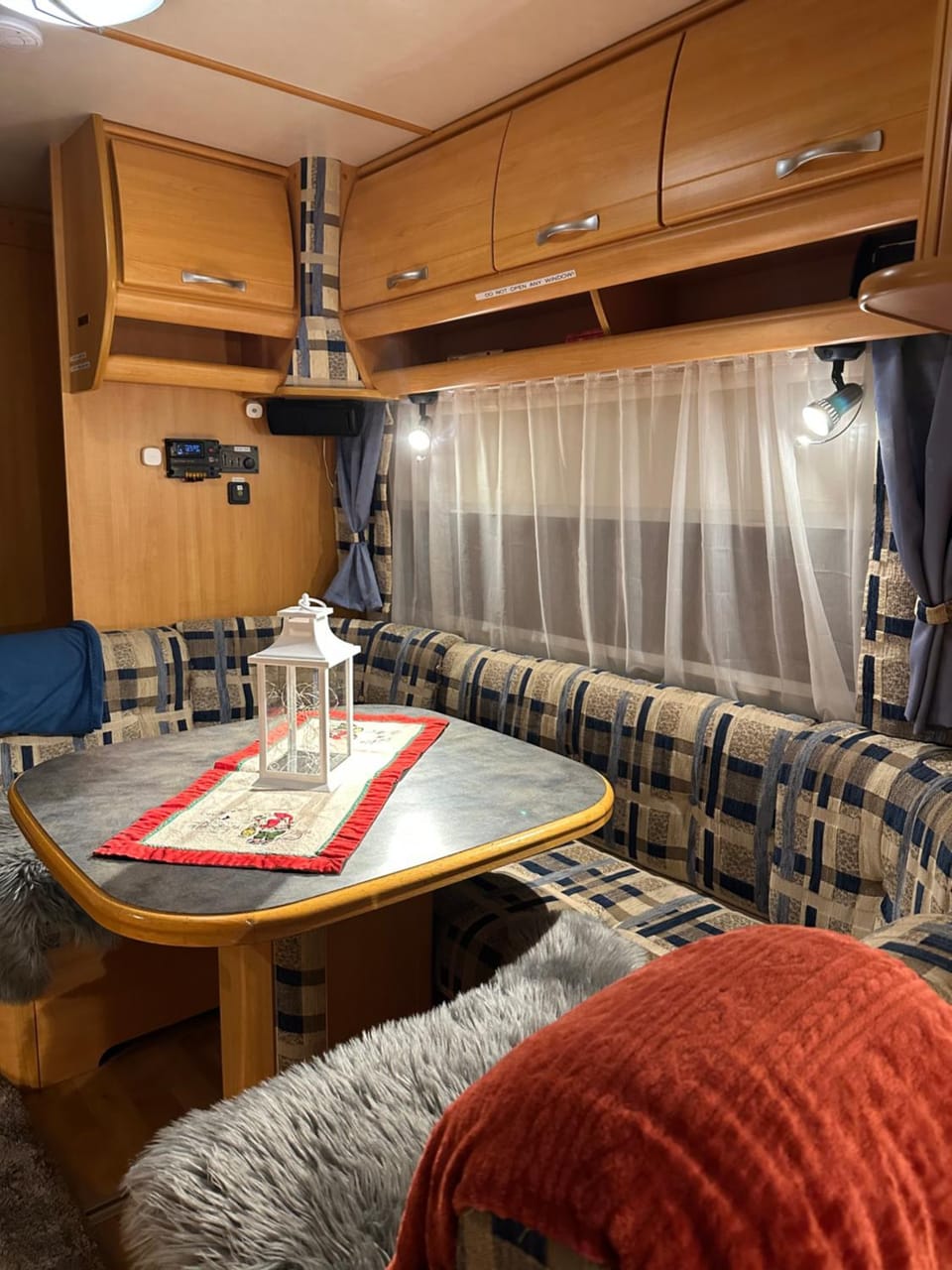 Kitchen or kitchenette, Seating area, Dining area
