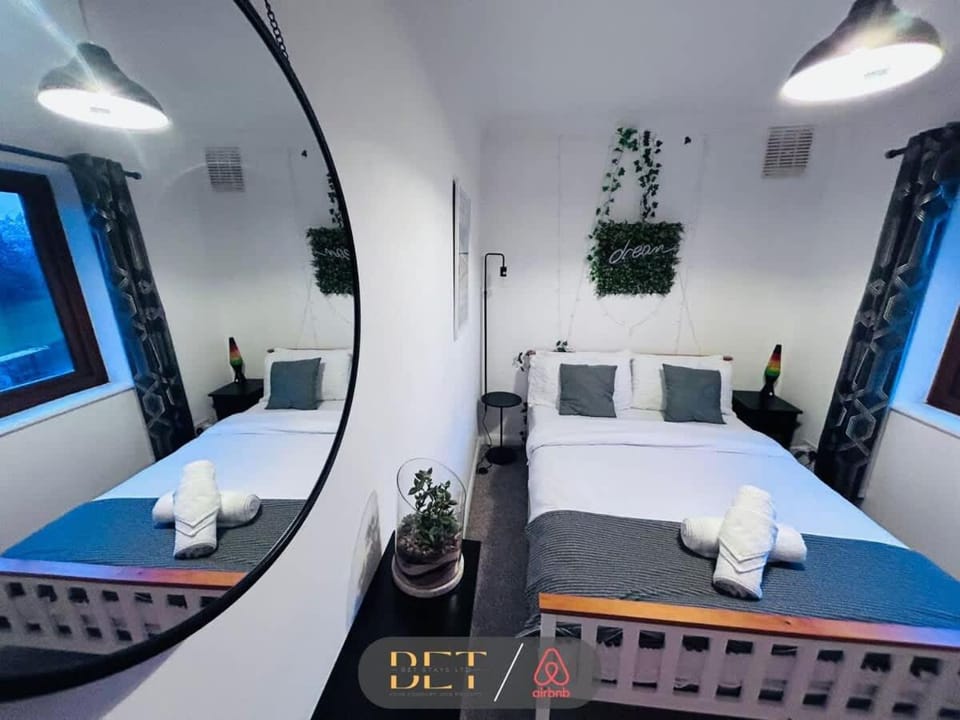 Carden Hill House - 4 Bedrooms - Sleeps 9 - Free Parking - Games Room - Ideal for Contractors, Families and Large Groups House in Brighton