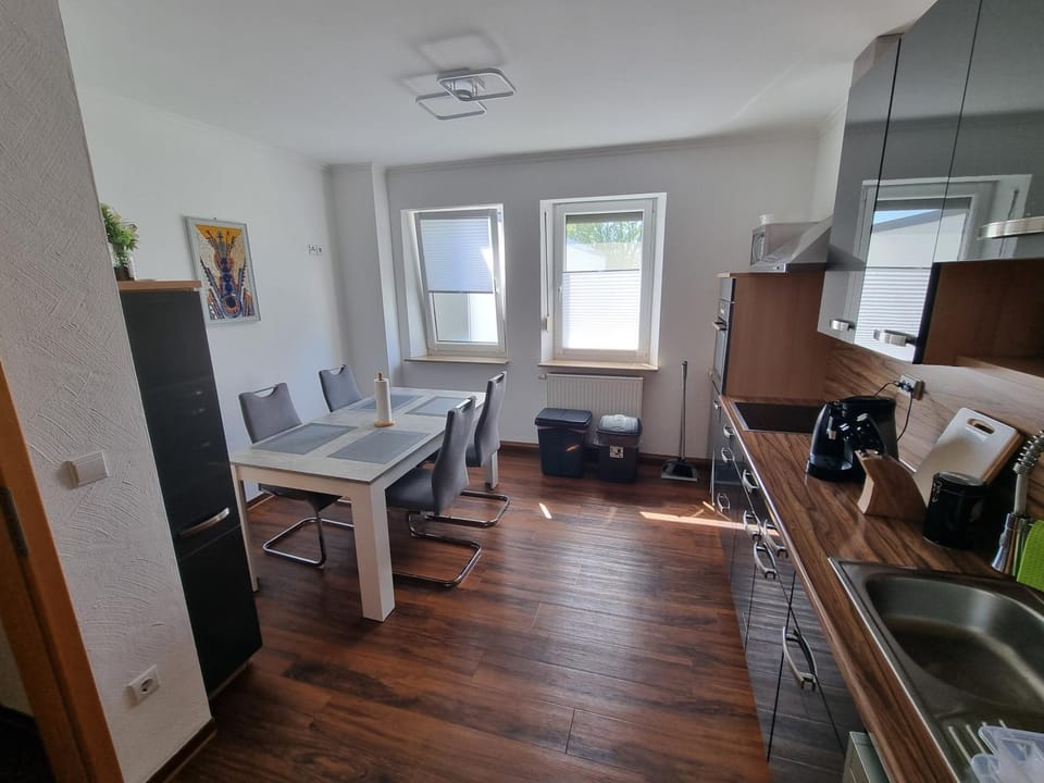 Coffee/tea facilities, Kitchen or kitchenette, Dining area, dishwasher, oven, stove, toaster