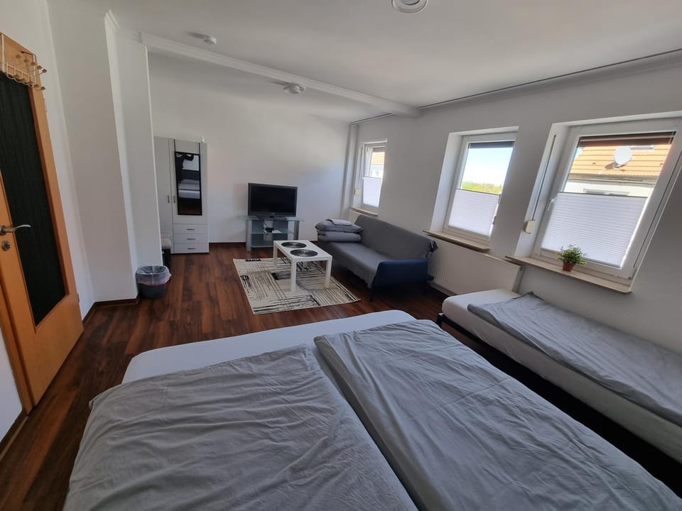 Bed, TV and multimedia, Photo of the whole room, Bedroom