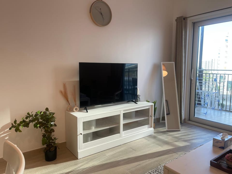 F1 - Daisy Hill 1BR Waters Edge Canal View Yas island - Theme Parks Apartment in Abu Dhabi