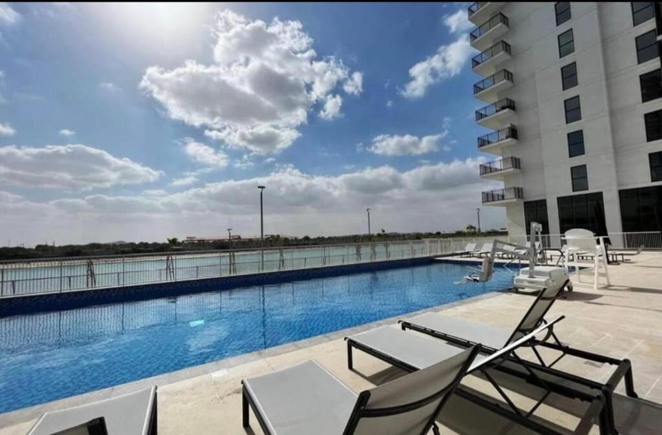F1 - Daisy Hill 1BR Waters Edge Canal View Yas island - Theme Parks Apartment in Abu Dhabi