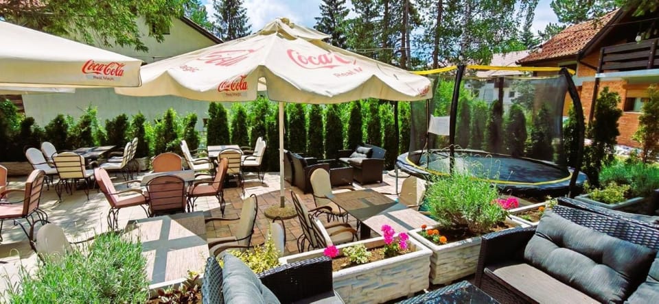 Patio, Restaurant/places to eat, Garden, Seating area