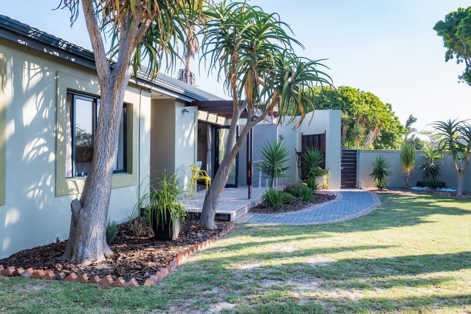 Property building, Day, Neighbourhood, Natural landscape, Garden view