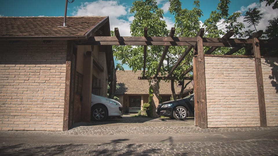 Facade/entrance, Neighbourhood