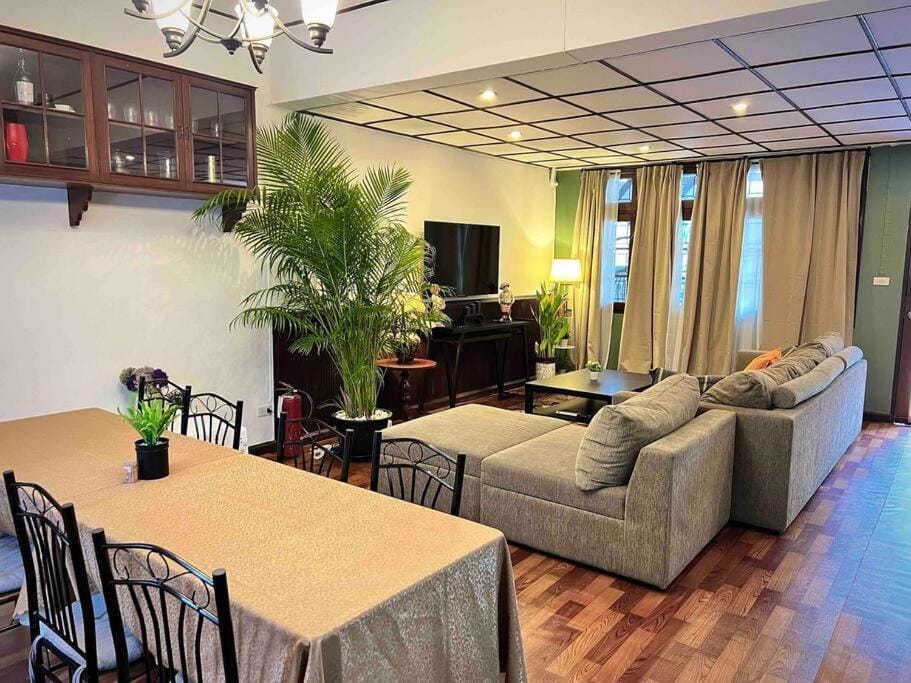 5BR House BTSNana Nanaplaza City center MBK Center world Villa in Bangkok