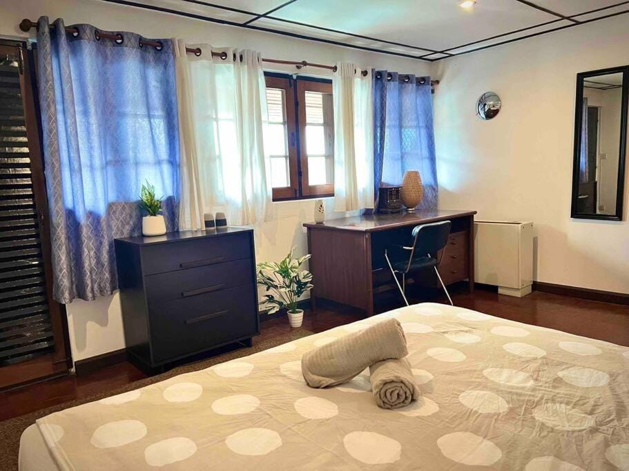 5BR House BTSNana Nanaplaza City center MBK Center world Villa in Bangkok