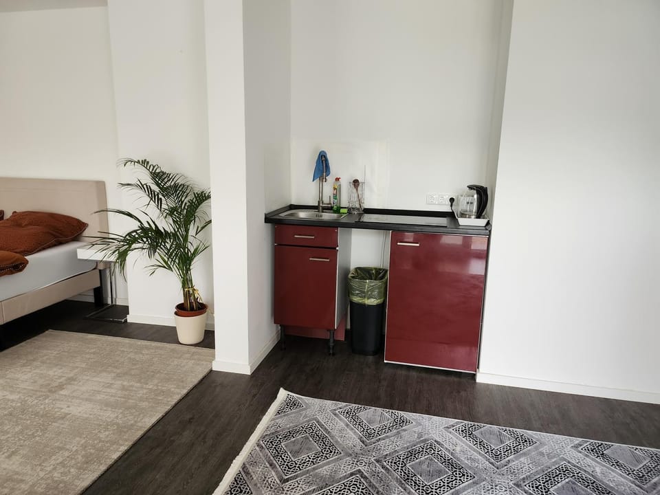 TheLabel Residences Frankfurt - OFFICE STUDIO Private WC, Shared Bathroom Apartment in Rhineland-Palatinate