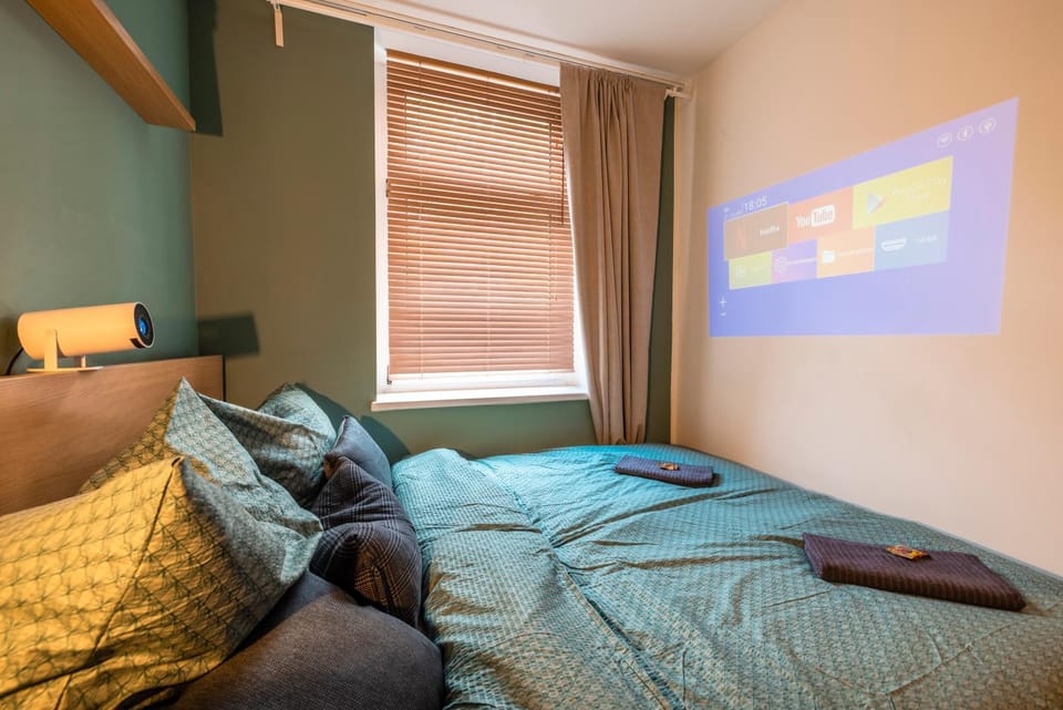 Bed, TV and multimedia, Bedroom