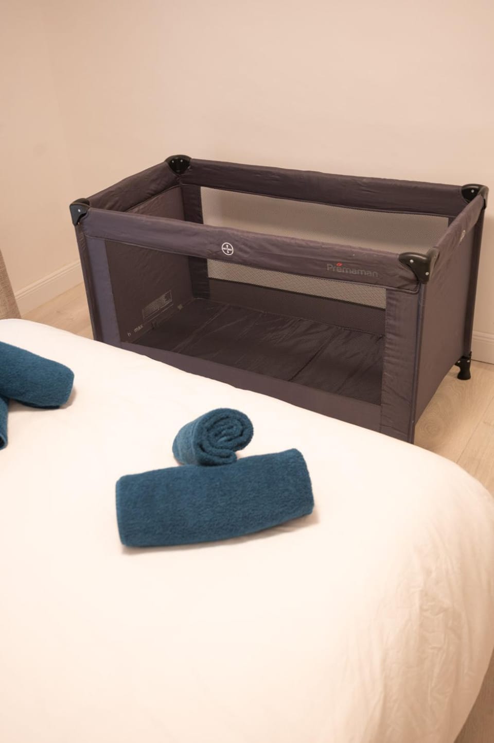 Bed, Photo of the whole room, Bedroom, cot