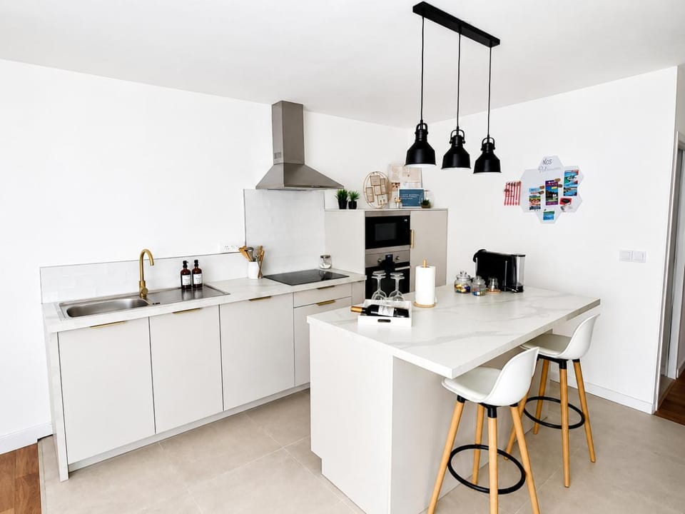 Coffee/tea facilities, dishwasher, oven, stove, kitchen