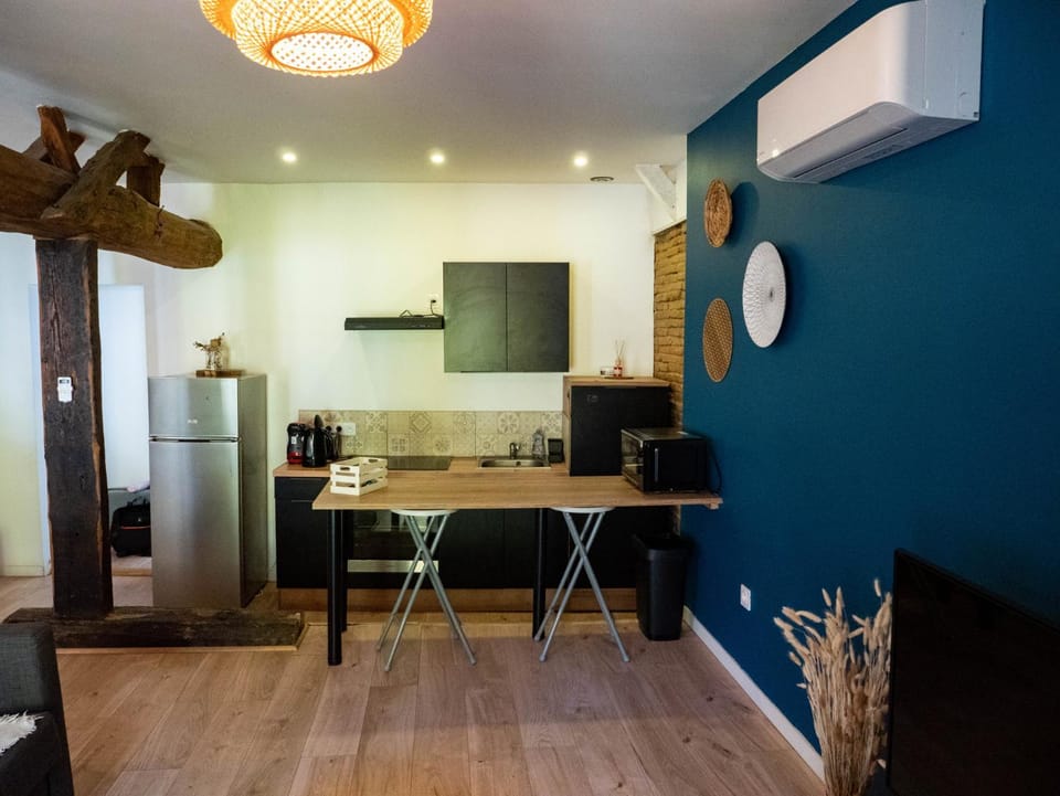 TV and multimedia, Kitchen or kitchenette, Dining area, oven, kitchen, air conditioner