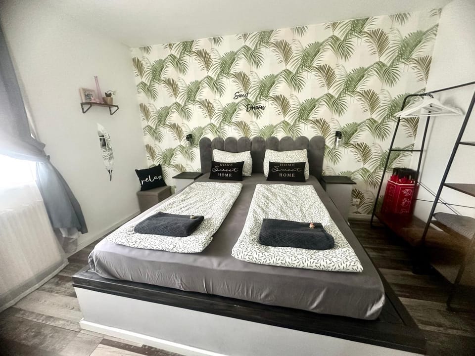 Bed, Bedroom, towels