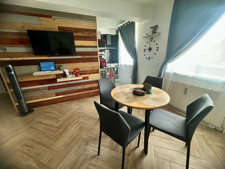TV and multimedia, Kitchen or kitchenette, Living room, Seating area, Dining area