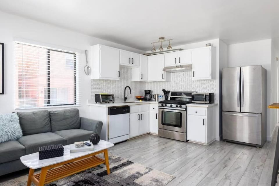 Sunny 1 Bedroom in the Heart of Venice Beach - #1 Apartment in Venice Beach