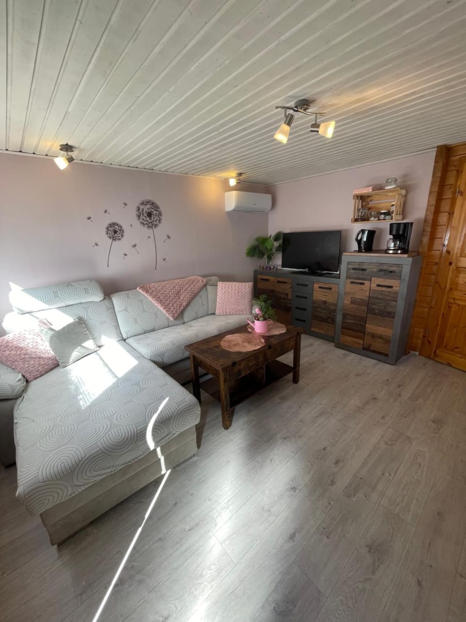 Bed, TV and multimedia, Living room, Photo of the whole room, Seating area