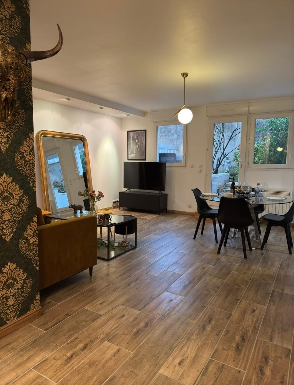 Communal lounge/ TV room, Living room, Dining area