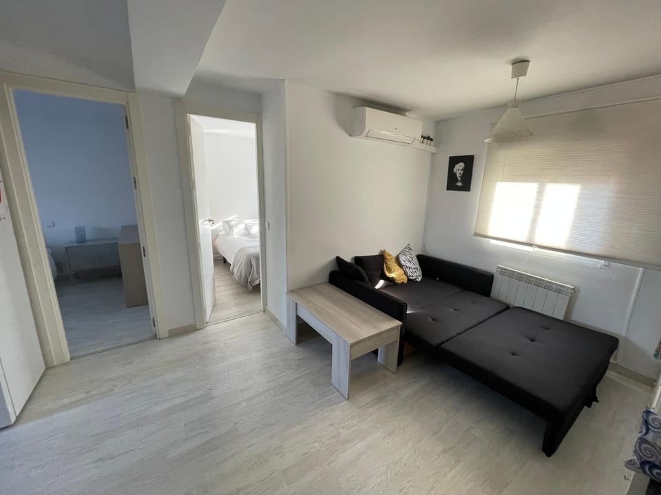 Bed, TV and multimedia, Living room, Photo of the whole room, Seating area