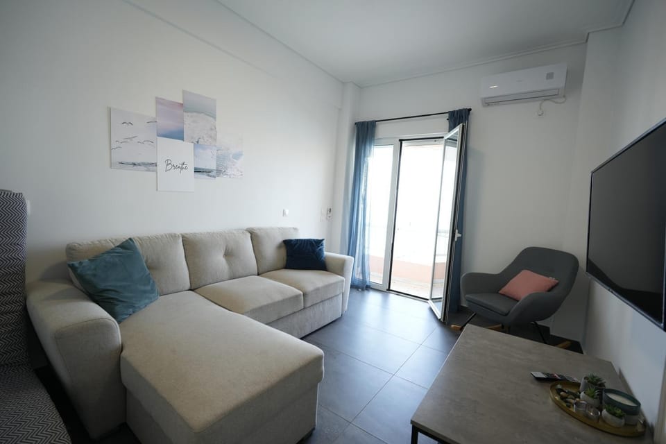 TV and multimedia, Living room, Seating area, Evening entertainment, air conditioner