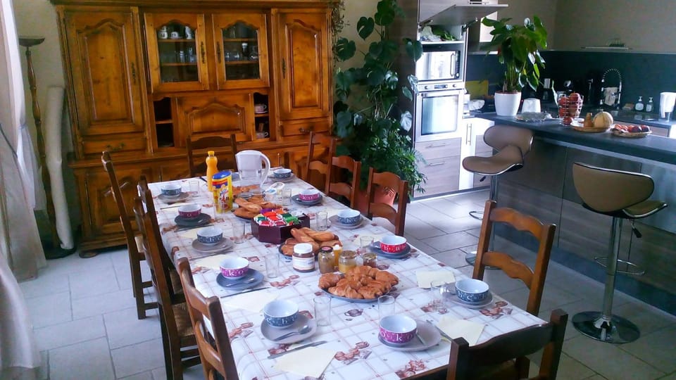 Property building, Food and drinks, Breakfast, Continental breakfast, Dinner
