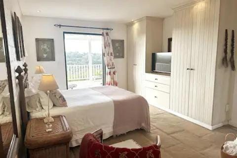 Bed, TV and multimedia, Photo of the whole room, Bedroom, wardrobe