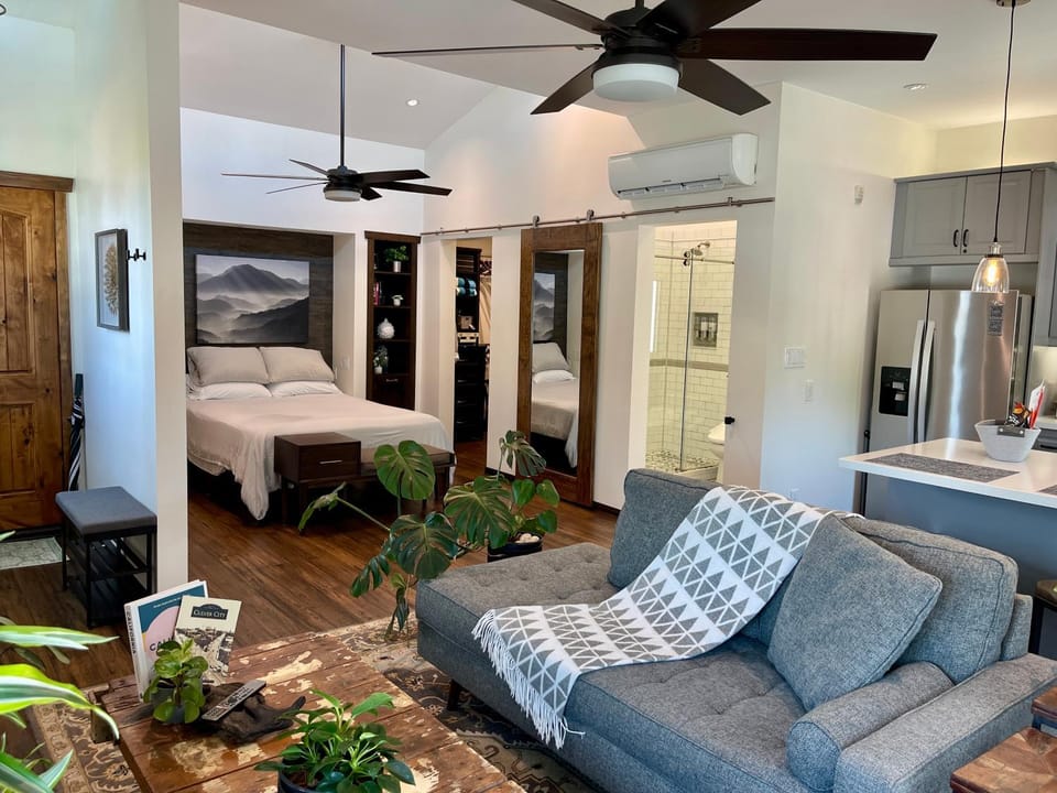 Cozy Guesthouse with Rooftop Deck Apartment in Culver City