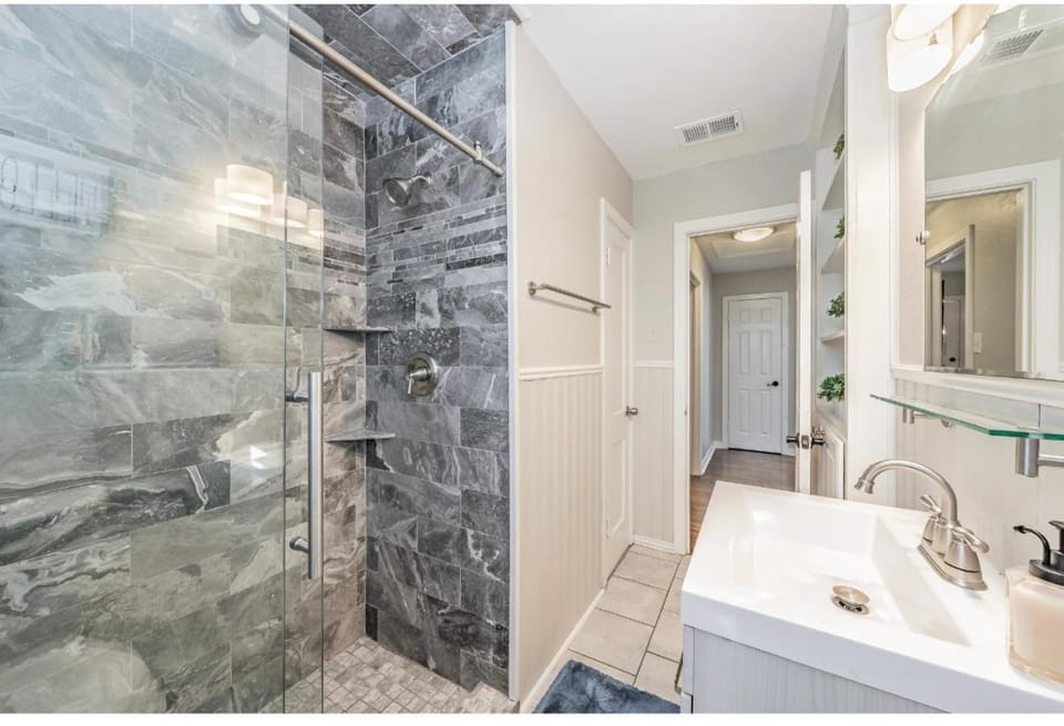 KING BED-Pet Friendly- Sleeps 7- Close to Everything-TCU-Magnolia-Cultural District-Hospitals-At&T Stadium House in Fort Worth