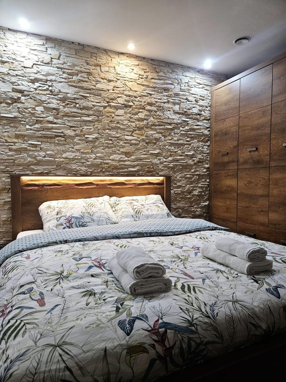 Bed, Bedroom, towels