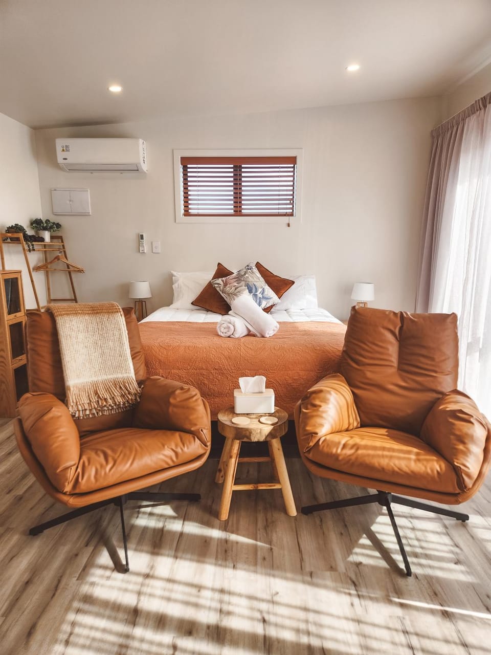 Bed, Living room, Seating area, air conditioner