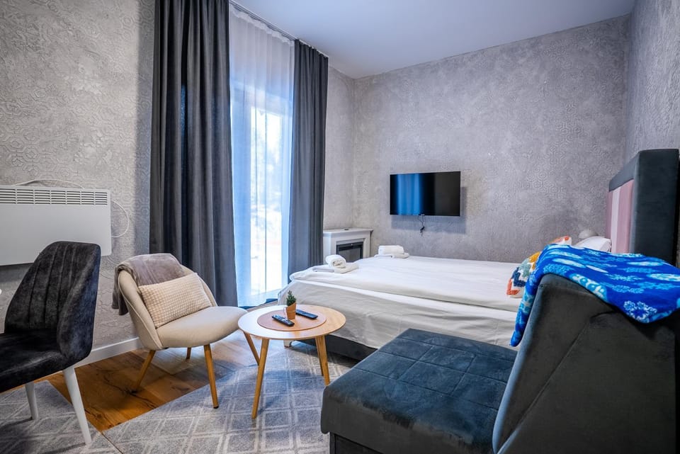 Bed, TV and multimedia, Living room, Photo of the whole room, Seating area, Bedroom, towels