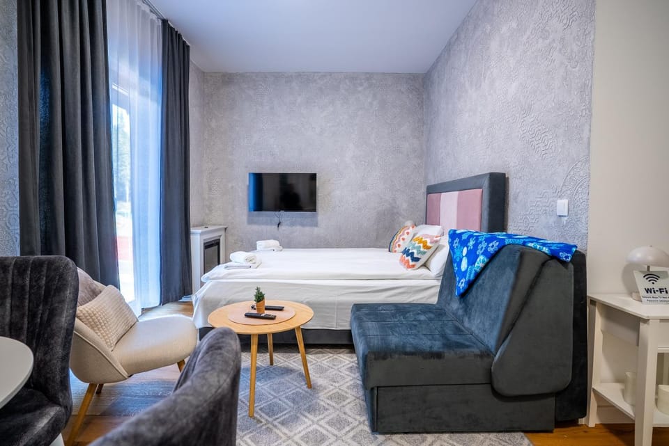 Bed, TV and multimedia, Living room, Photo of the whole room, Seating area, Bedroom
