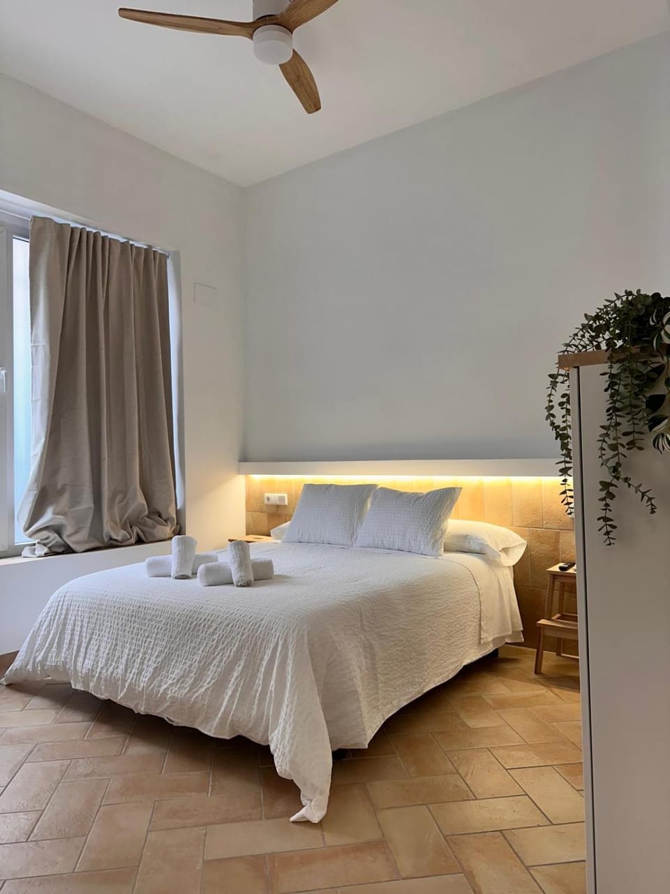 Photo of the whole room, Bedroom, towels