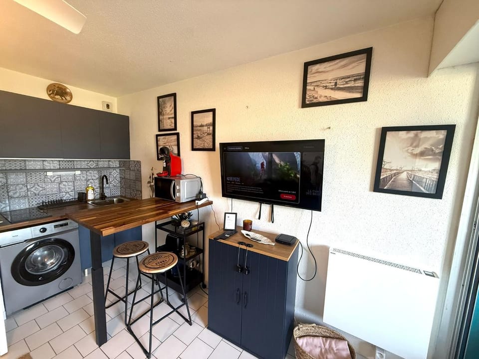 TV and multimedia, Coffee/tea facilities, Kitchen or kitchenette, Dining area, microwave, minibar, stove, toaster, washing machine